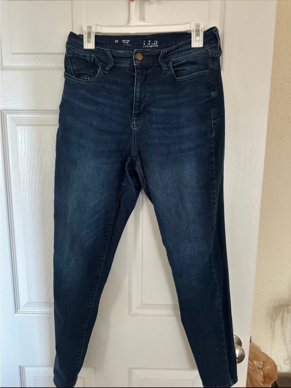 a.n.a Women's Skinny Jeans in Dark Blue Wash